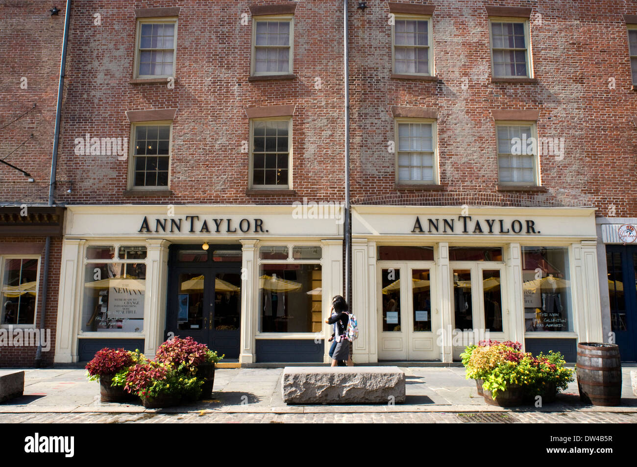 South Street Seaport Schermerhorn fila Fulton Street Manhattan New York City. Ann Taylor Store di Schermerhorn fila. Foto Stock