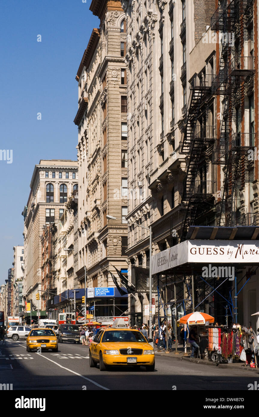 Broadway in Tribeca e Soho, la parte inferiore di Manhattan, New York City. Broadway Street attraverso il quartiere di Soho e Tribeca. Il quartiere Foto Stock