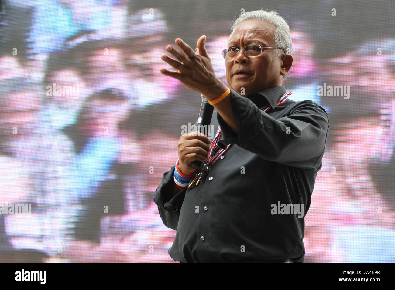 Bangkok, Tailandia. Il 27 febbraio, 2014. Thailandia del governo anti-leader di protesta Suthep Thaugsuban parla in un rally a Bangkok, Thailandia, 27 febbraio 2014. Thailandia del governo anti-leader di protesta Suthep Thaugsuban giovedì hanno concordato di tenere colloqui con custode Primo Ministro Yingluck Shinawatra ha sulla condizione che i colloqui sono uno-a-uno e trasmesso in diretta TV. Credito: Rachen Sageamsak/Xinhua/Alamy Live News Foto Stock