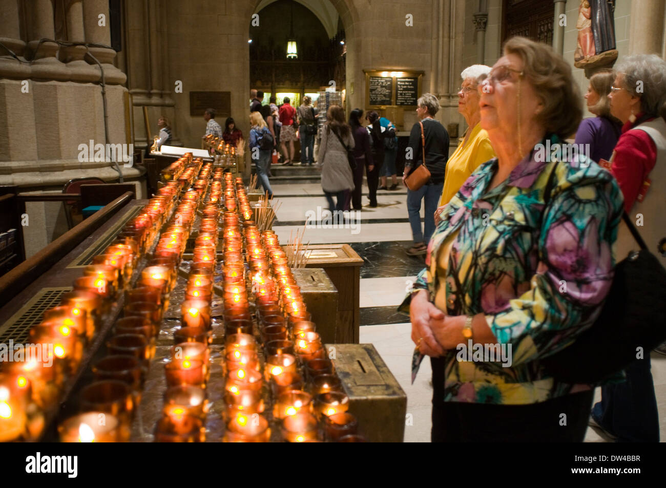 I devoti accendono le candele ai santi nella cattedrale della Cattedrale di San Patrizio. Quinta Avenue, tra la 50th e 51st strade. Foto Stock