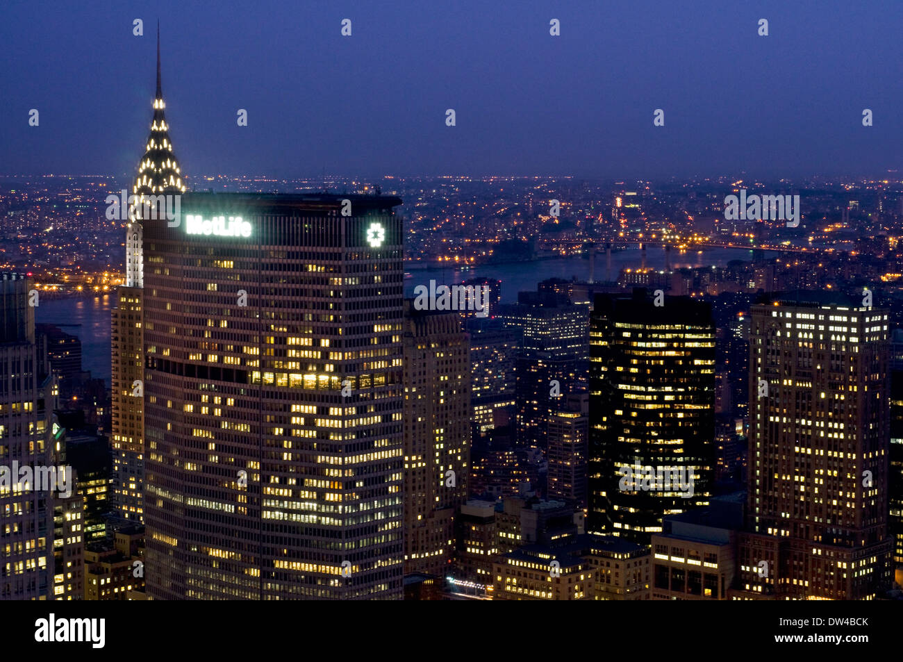 Vista notturna del centro cittadino inferiore con Metlife building in primo piano e dietro il Chrysler Building. Stati Uniti New York New York City Foto Stock