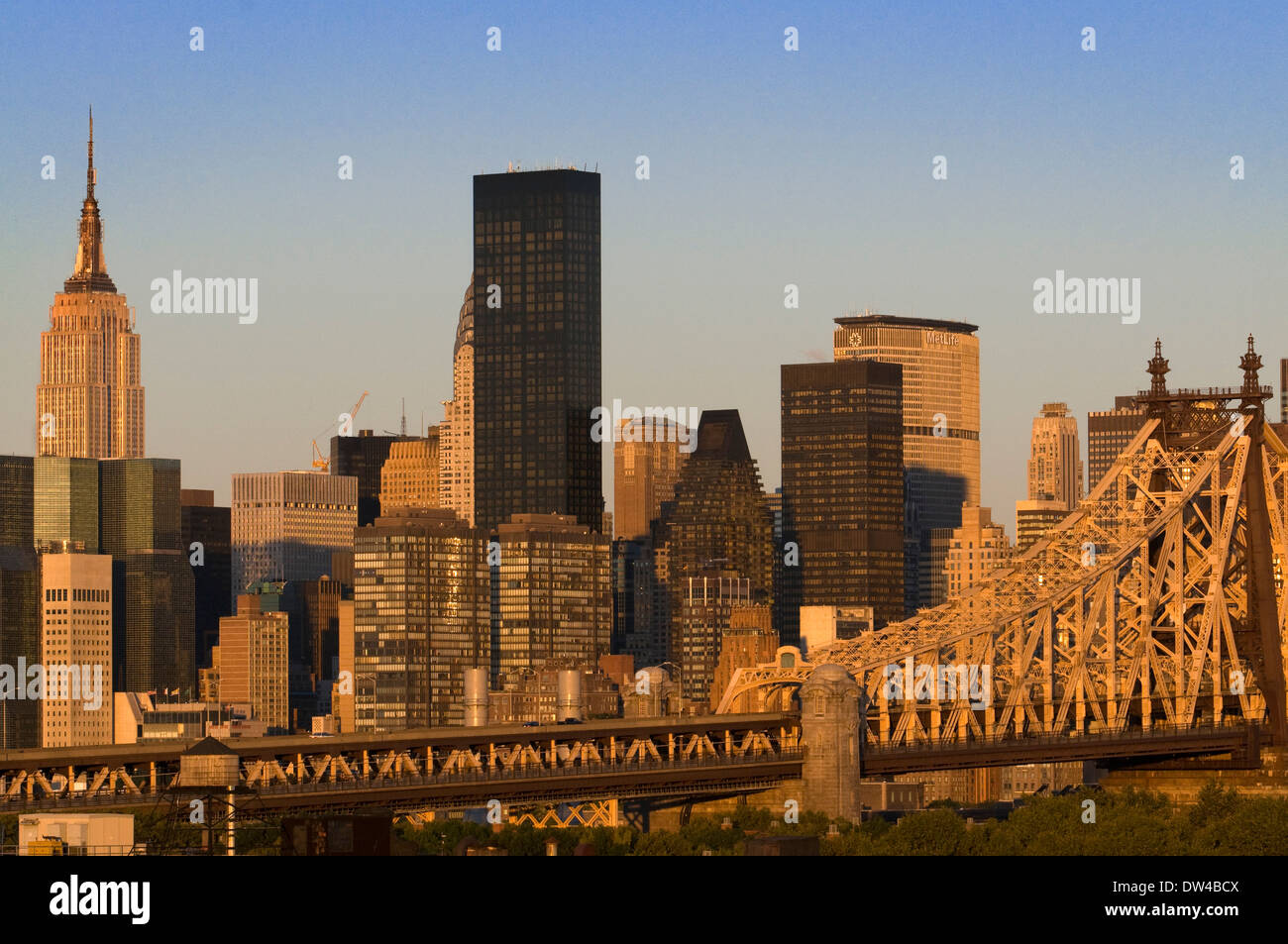 Stati Uniti d'America, New York, Queensboro Bridge, skyline di Manhattan vista dal Queens - illuminato all'alba. Viste del Queensboro Bridge Foto Stock