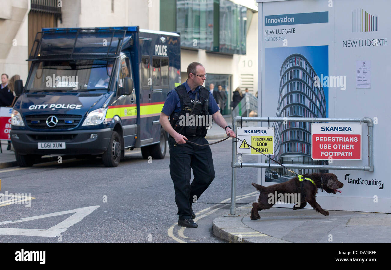 Regno Unito, Londra : Una polizia sniffer dog spazza la zona al di fuori della Old Bailey a Londra il 26 febbraio 2014. Foto Stock