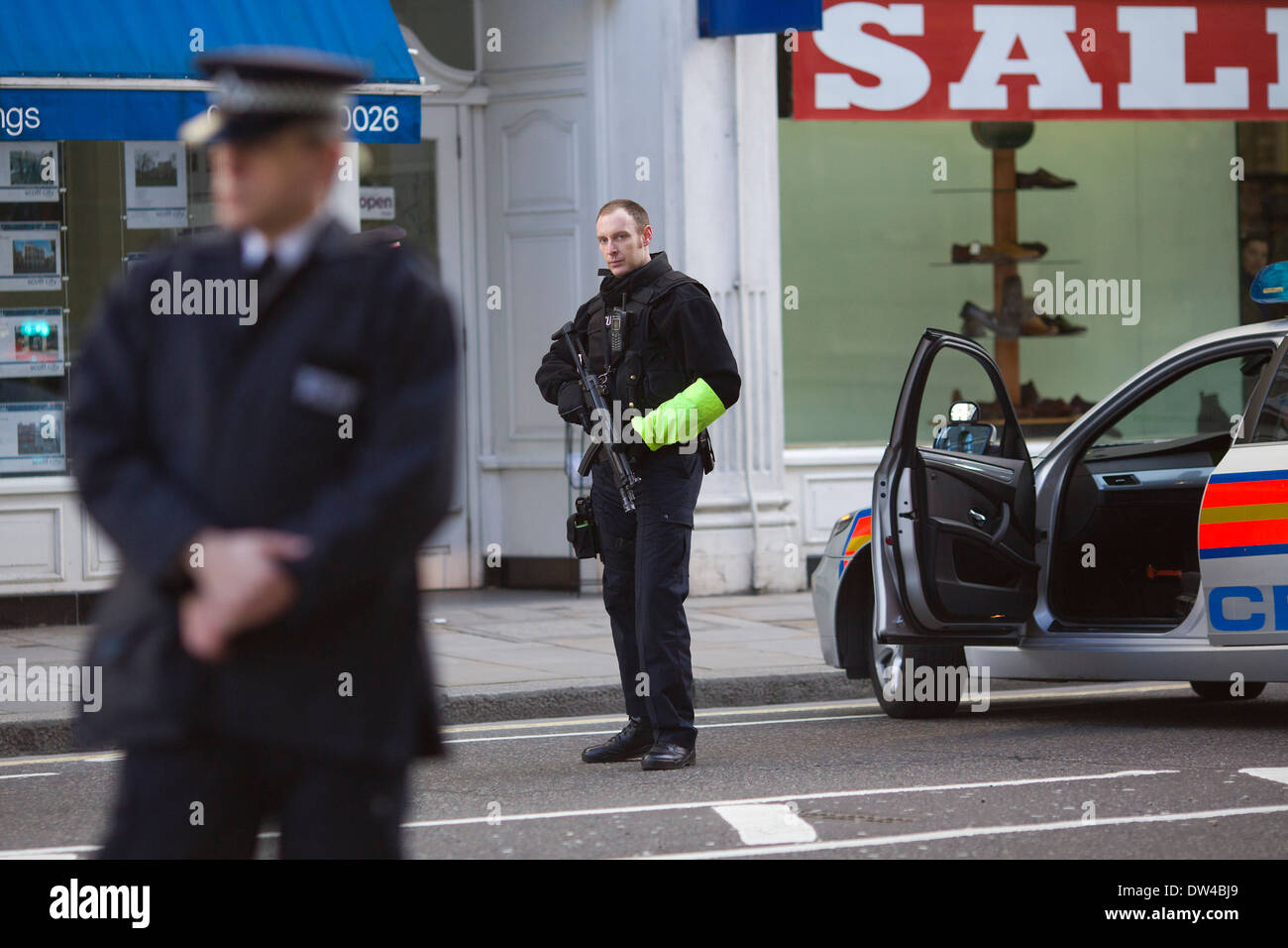 Città armati di polizia di Londra scorta dei convogli una prigione van come arriva presso la Old Bailey a Londra. Foto Stock