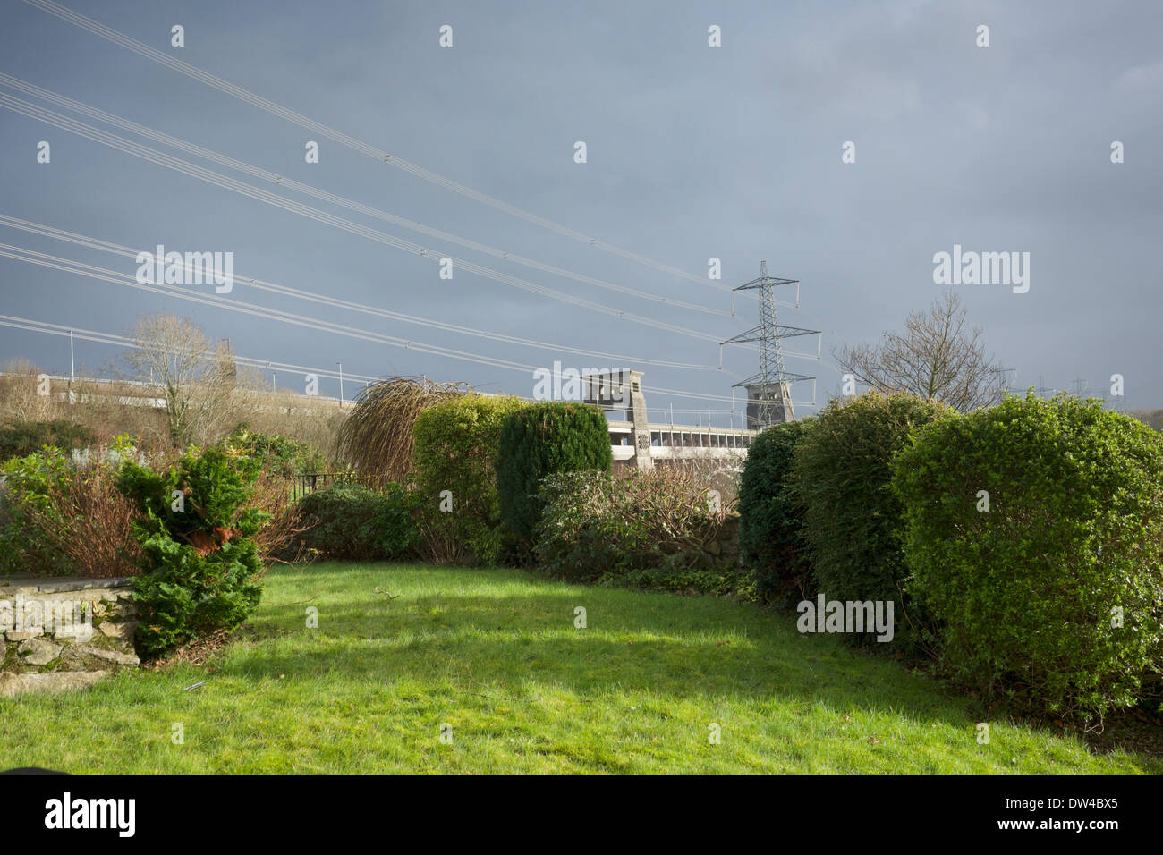 Tralicci che corre lungo il lato della Britannia Bridge Anglesey, Galles del Nord Foto Stock