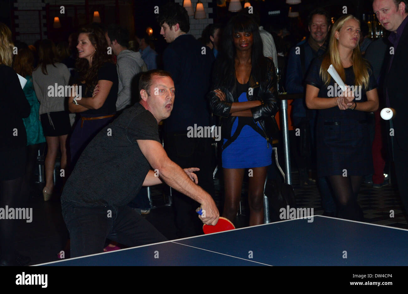 Matthew Freud gioca ping pong al rimbalzo launch party a Holborn. In Europa il primo scopo costruito 'sociale Ping Pong Club'. Il nuovo £ 2,5 milioni venue, dal designer britannico Russell Sage e costruito sullo stesso sito dove tennis da tavolo è stato inventato e patente Foto Stock