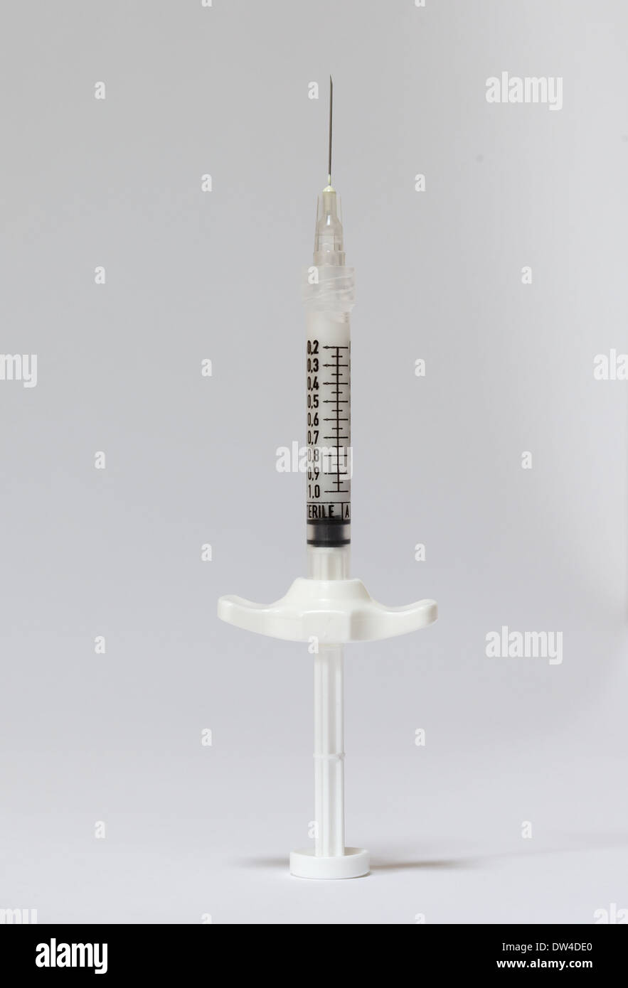 Siringa medica sorgeva su un sfondo bianco Foto Stock