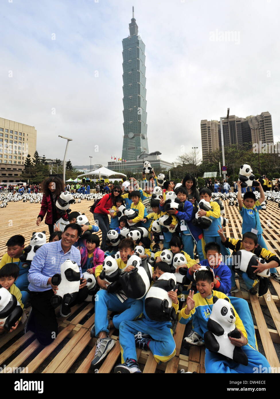 Taipei. Il 27 febbraio, 2014. I bambini frequentano cerimonia del varo di un open-air mostra intitolata "Panda World Tour - Taipei" presso i cittadini" Piazza di Taipei, a sud-est della Cina di Taiwan, 27 febbraio 2014. Un totale di 1.600 panda Formosan e orsi neri fatti di eco-friendly di materiale cartaceo è andato in mostra qui il giovedì. La manifestazione mira a promuovere la tutela ambientale e la sensibilizzazione del pubblico nei confronti della conservazione degli animali. Tutti i fogli di carta e panda orsi neri sul display sarà aperto per la vendita di beneficenza dopo la manifestazione si conclude il 30 marzo. Foto Stock