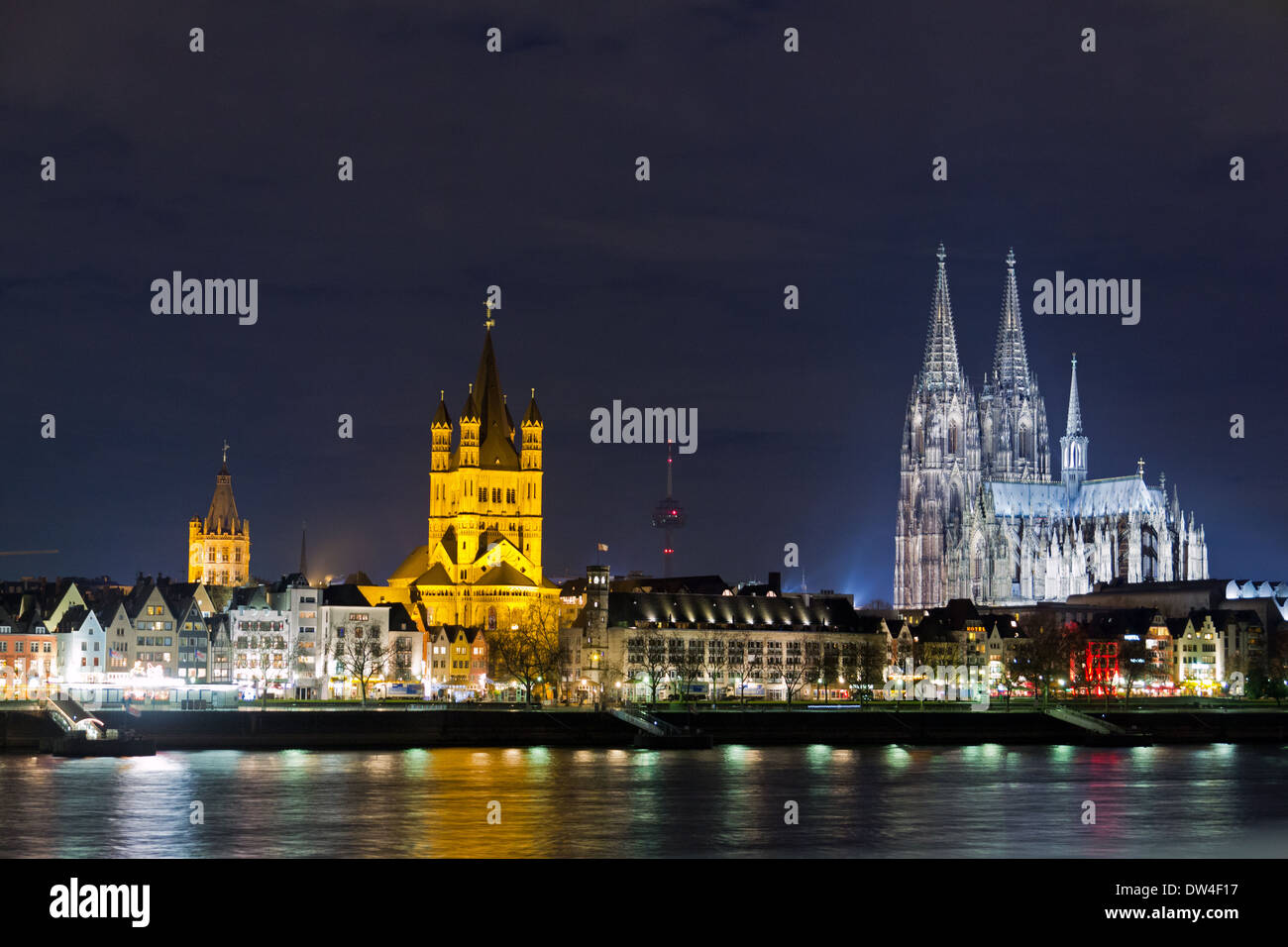 Vista del fiume del Municipio, la chiesa del grande San Martino e Cattedrale di Colonia , Germania Foto Stock