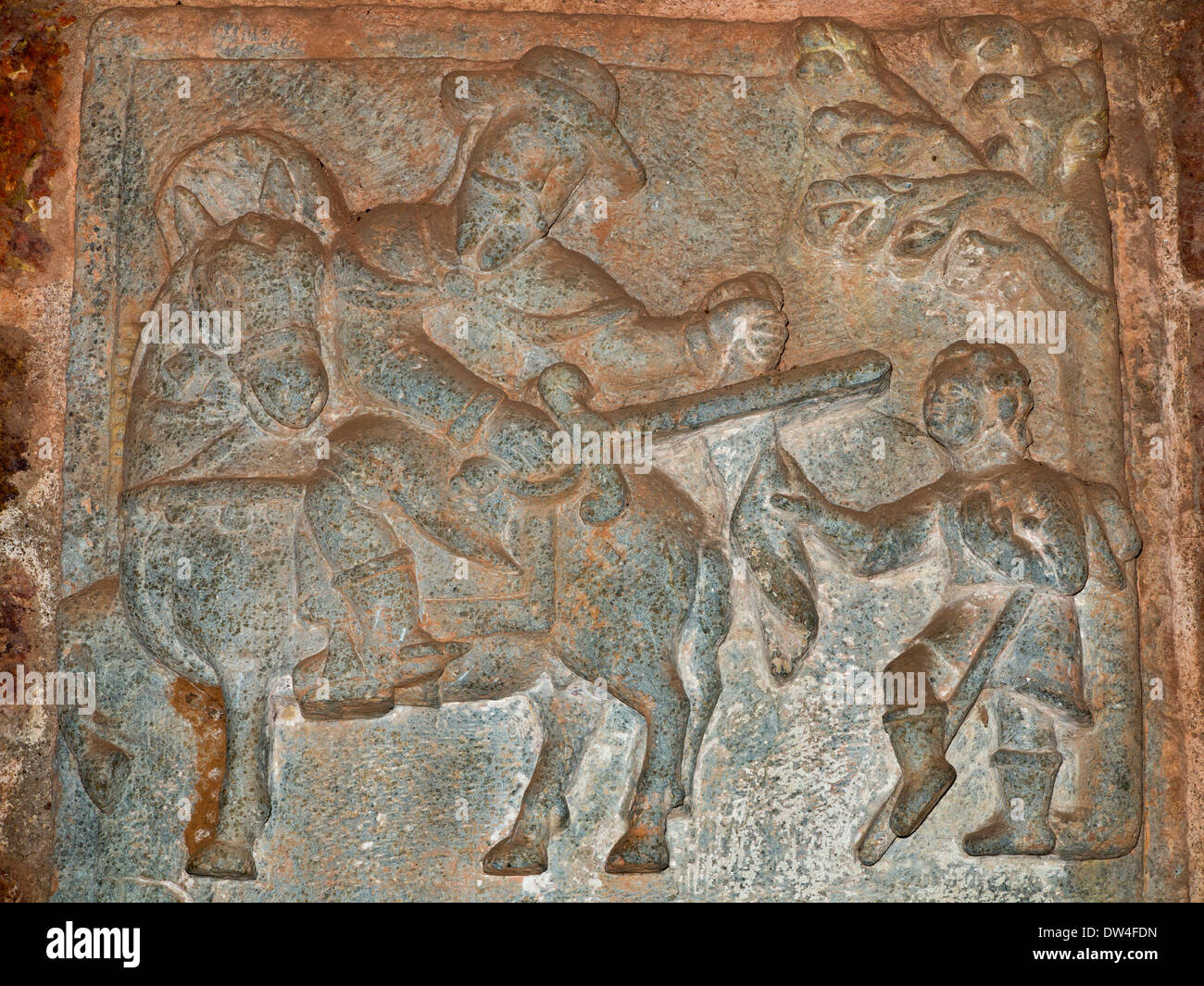 India, Goa, vecchio Velha Goa, era coloniale di pietre tombali che mostra l'uomo la spada a cavallo Foto Stock