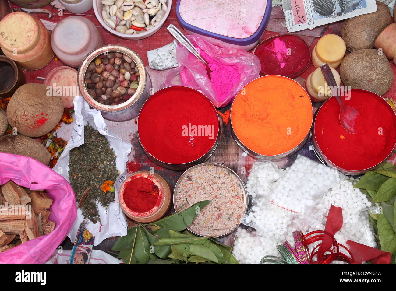 Bankipore Ghat, Patna, Bihar, in India, 27 febbraio 2014. Varie puja gli articoli in vendita per i rituali indù su Sivaratri in un cortile del tempio. Sivaratri è un grande festival in India. Credito: Rupa Ghosh/Alamy Live News. Foto Stock