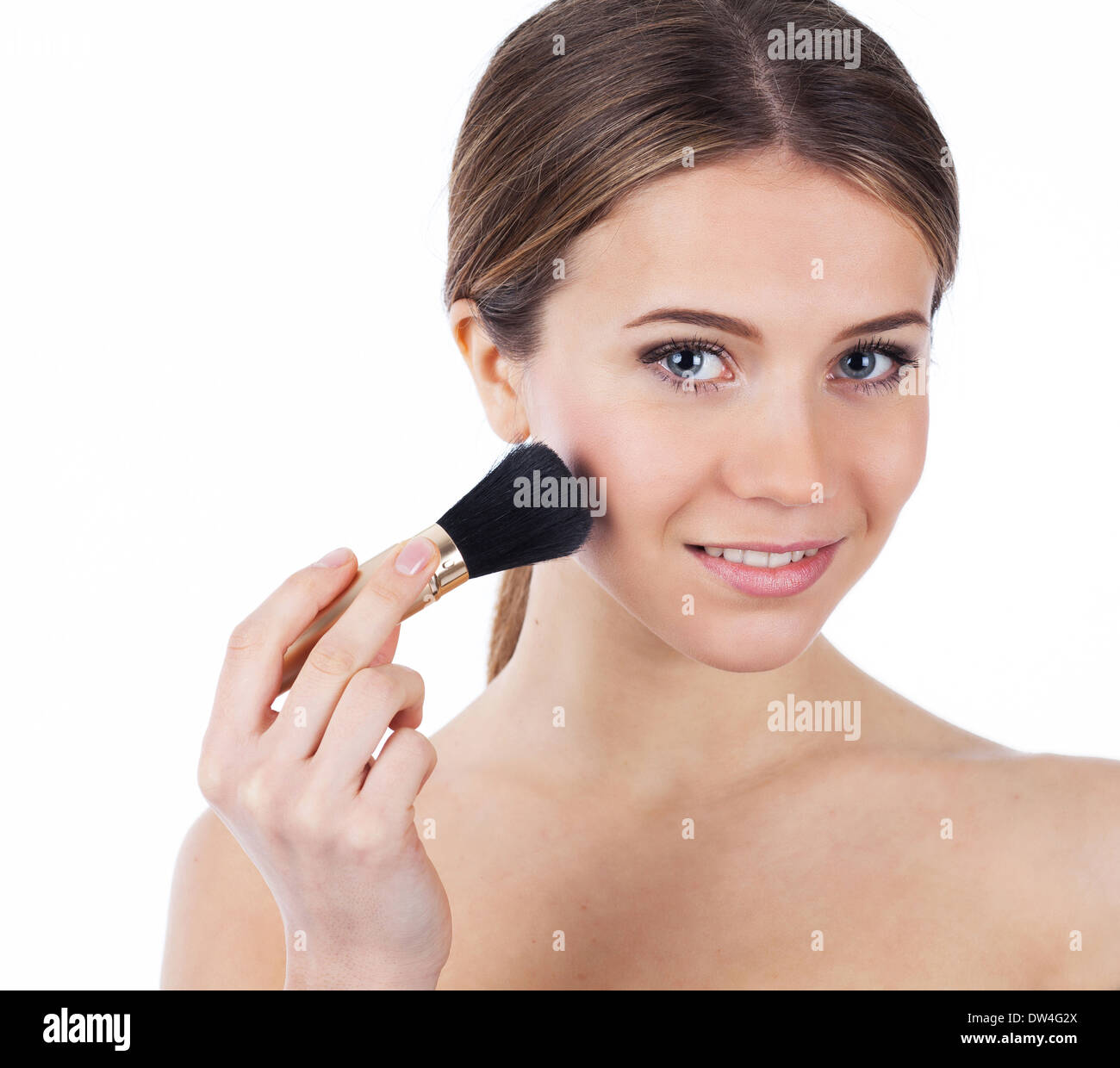 Close up ritratto di una donna bella applicazione di trucco, isolato su bianco Foto Stock