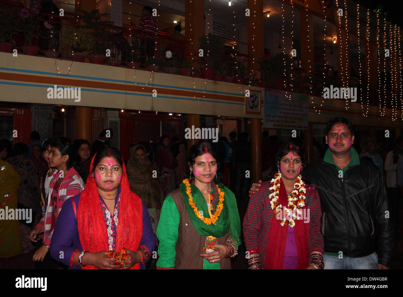 Kankarbagh, Patna, Bihar, in India, 27 febbraio 2014. I devoti eseguire rituali Hindu su Sivaratri in un tempio. Sivaratri è un grande festival in India. Credito: Rupa Ghosh/Alamy Live News. Foto Stock