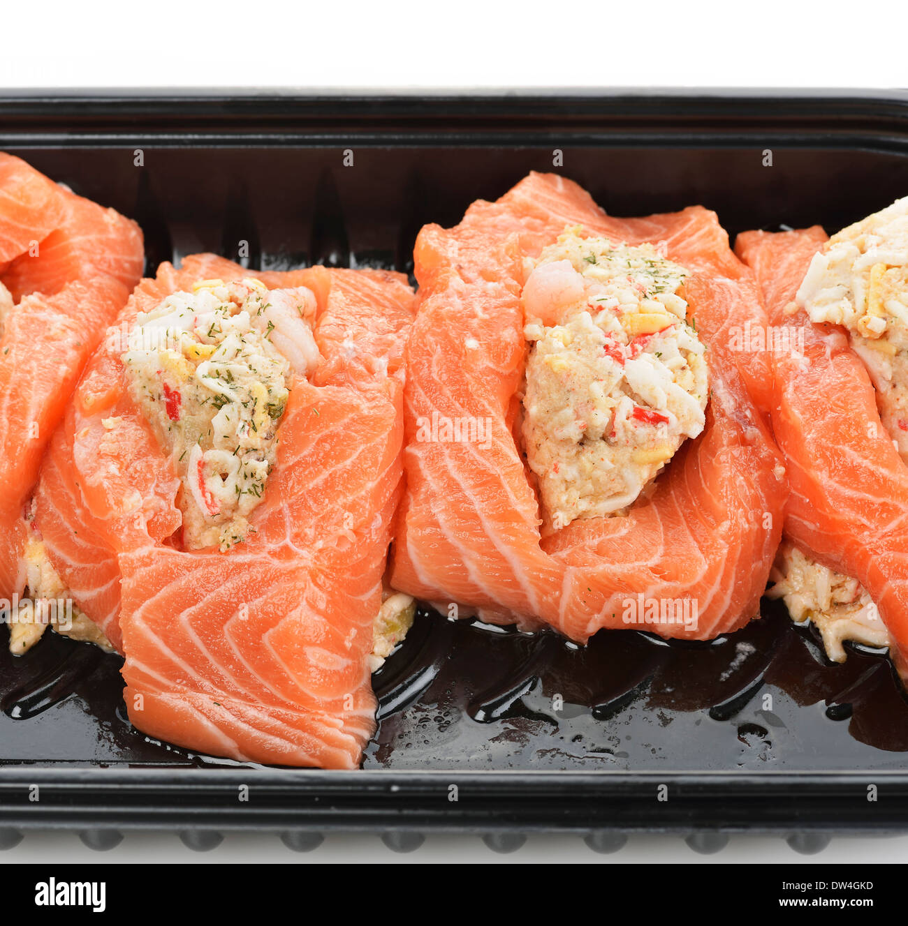 Materie ripieni di salmone in un vassoio di cottura Foto Stock