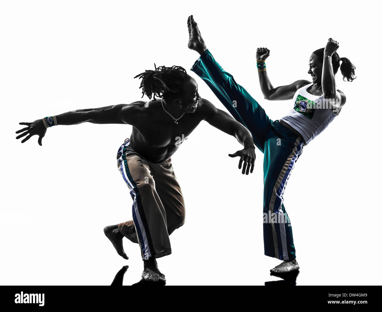 Due persone giovane capoeira ballerini danzare in silhouette studio isolato su sfondo bianco Foto Stock