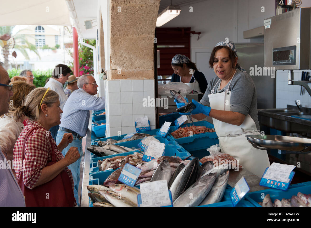 La vendita di fresco pesce sbarcato sul mercato, di stallo Xabia, Spagna. Foto Stock