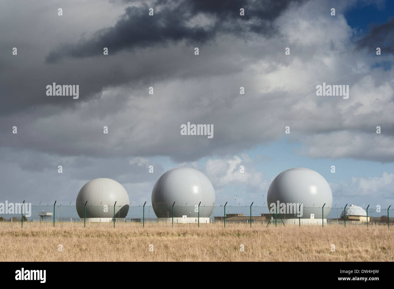 Cupole che coprono gli scanner del radar a RAF Croughton. Northamptonshire, Inghilterra Foto Stock