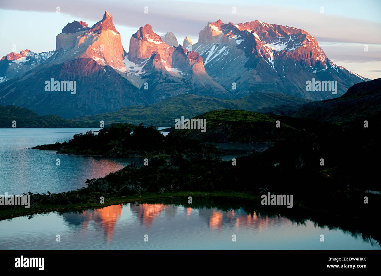 Cuernos del Paine dal lago Pehoé nel Parco Nazionale Torres del Paine, regione di Magallanes, Patagonia, Cile, Sud America Foto Stock