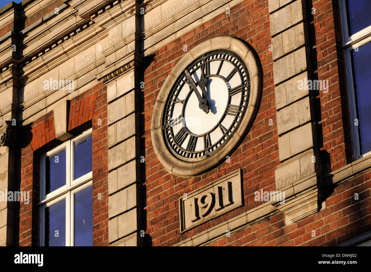 Orologio risalente al 1911 su un edificio in Bridge Street, York Foto Stock