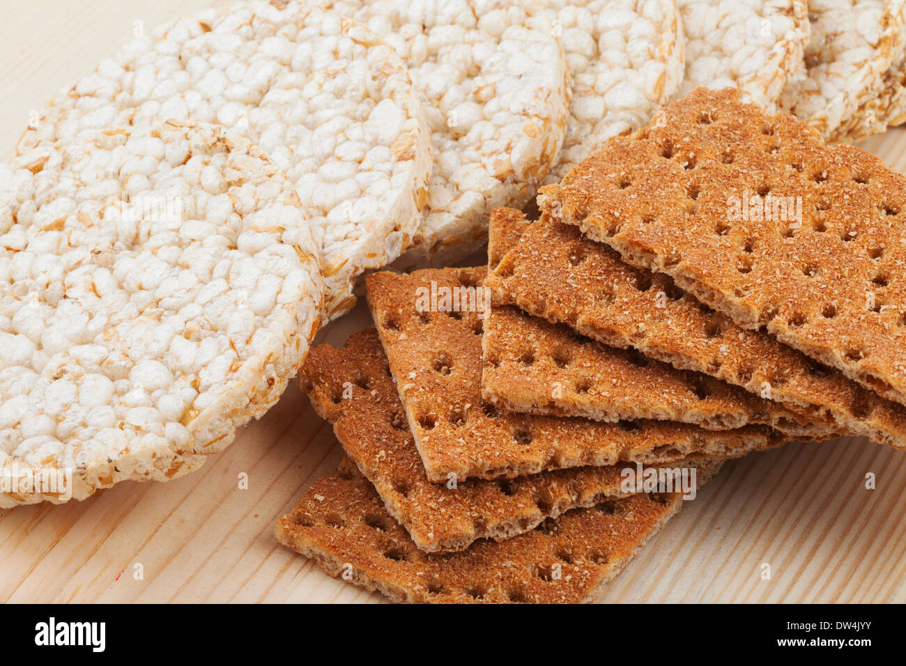 Fette biscottate di grano, diversi tipi di cereali crackers sul tavolo Foto Stock