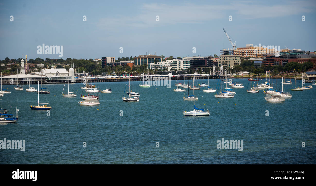 Geelong Australia centro città skyline da sulla Baia di Corio. mostra Cunningham pier e yacht e barche sulla baia. Foto Stock
