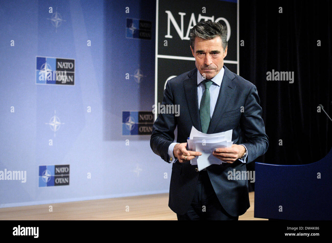 Danese il Segretario Generale della Nato Anders Fogh Rasmussen tiene conferenza stampa alla fine di una Organizzazione del Trattato del Nord Atlantico Ministri della difesa della NATO riunione del Consiglio sulle ultime developements in Ucraina, presso l'alleanza presso la sede centrale a Bruxelles, in Belgio, il 27.02.2014 da Wiktor Dabkowski Foto Stock