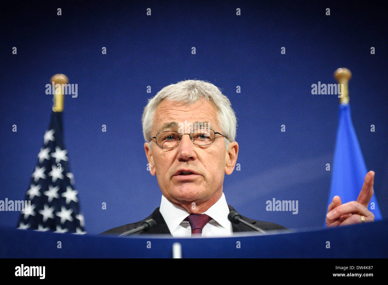 Il Segretario alla difesa degli Stati Uniti Chuck Hagel tiene conferenza stampa alla fine di una Organizzazione del Trattato del Nord Atlantico Ministri della difesa della NATO riunione del Consiglio sulle ultime developements in Ucraina, presso l'alleanza presso la sede centrale a Bruxelles, in Belgio, il 27.02.2014 da Wiktor Dabkowski Foto Stock