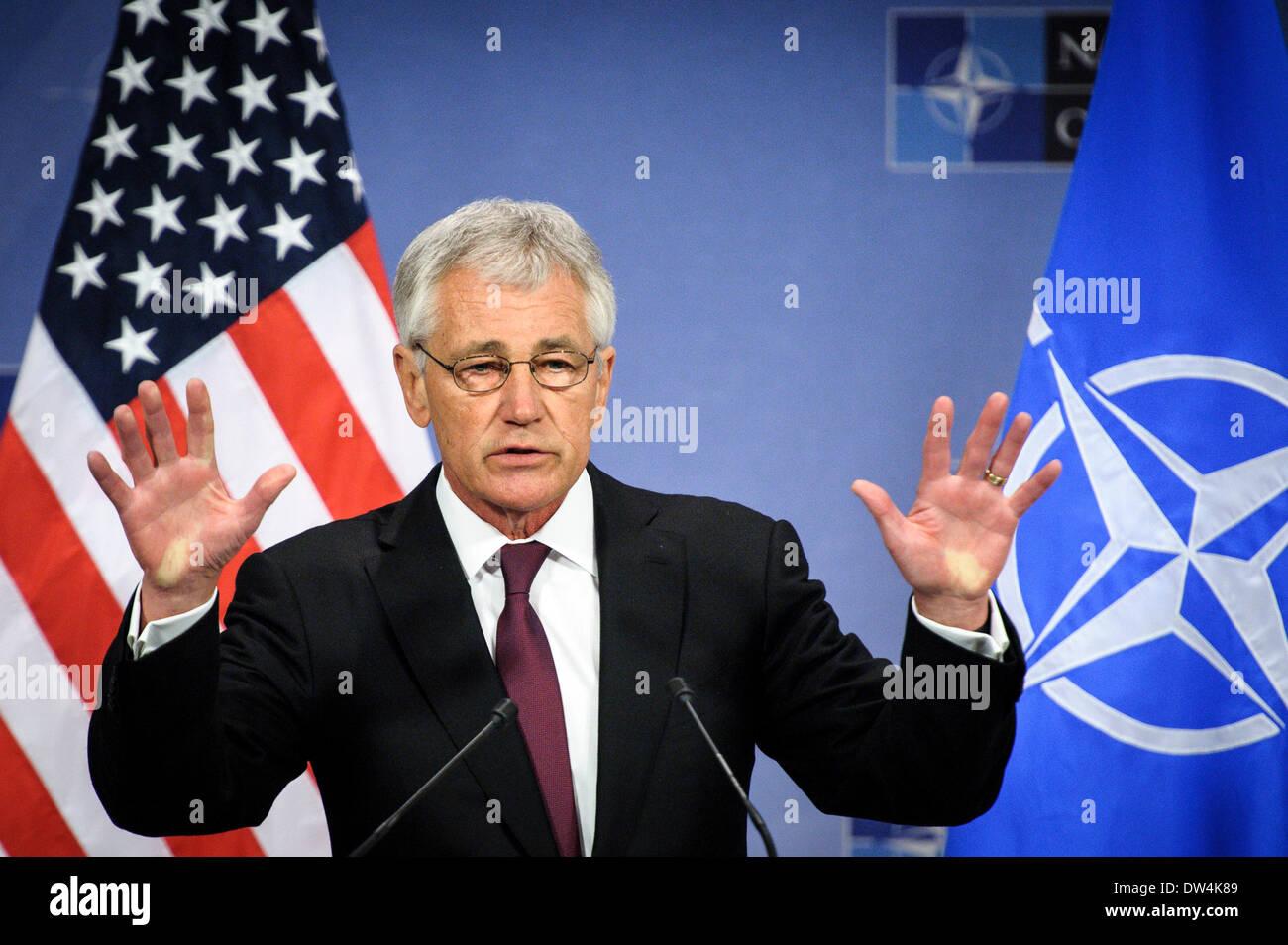 Il Segretario alla difesa degli Stati Uniti Chuck Hagel tiene conferenza stampa alla fine di una Organizzazione del Trattato del Nord Atlantico Ministri della difesa della NATO riunione del Consiglio sulle ultime developements in Ucraina, presso l'alleanza presso la sede centrale a Bruxelles, in Belgio, il 27.02.2014 da Wiktor Dabkowski Foto Stock