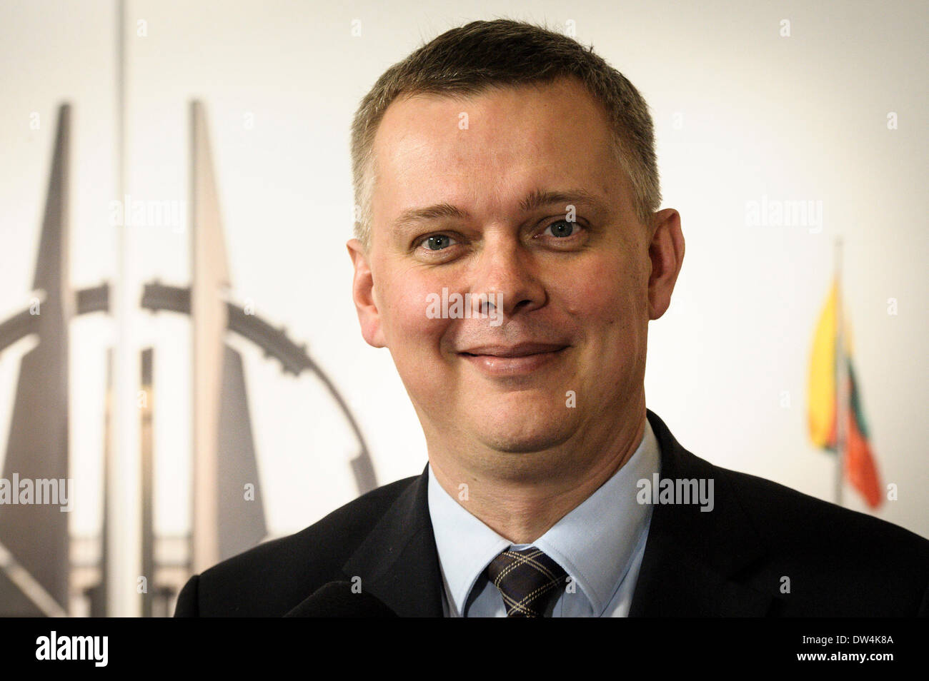 Lucidare il ministro della difesa di Tomasz Siemoniak tiene conferenza stampa alla fine di una Organizzazione del Trattato del Nord Atlantico Ministri della difesa della NATO riunione del Consiglio sulle ultime developements in Ucraina, presso l'alleanza presso la sede centrale a Bruxelles, in Belgio, il 27.02.2014 da Wiktor Dabkowski Foto Stock