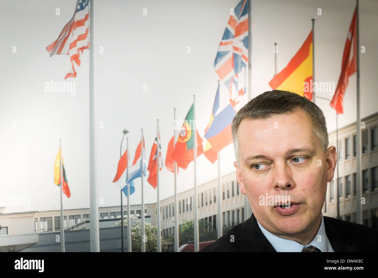 Lucidare il ministro della difesa di Tomasz Siemoniak tiene conferenza stampa alla fine di una Organizzazione del Trattato del Nord Atlantico Ministri della difesa della NATO riunione del Consiglio sulle ultime developements in Ucraina, presso l'alleanza presso la sede centrale a Bruxelles, in Belgio, il 27.02.2014 da Wiktor Dabkowski Foto Stock