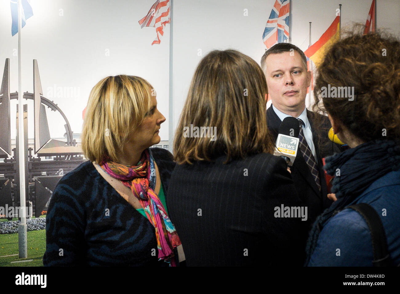 Lucidare il ministro della difesa di Tomasz Siemoniak tiene conferenza stampa alla fine di una Organizzazione del Trattato del Nord Atlantico Ministri della difesa della NATO riunione del Consiglio sulle ultime developements in Ucraina, presso l'alleanza presso la sede centrale a Bruxelles, in Belgio, il 27.02.2014 da Wiktor Dabkowski Foto Stock