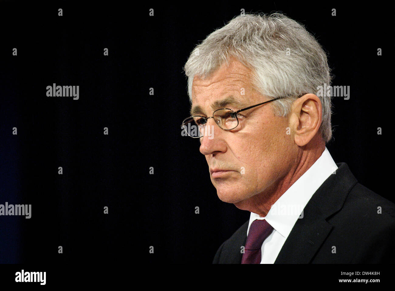 Il Segretario alla difesa degli Stati Uniti Chuck Hagel tiene conferenza stampa alla fine di una Organizzazione del Trattato del Nord Atlantico Ministri della difesa della NATO riunione del Consiglio sulle ultime developements in Ucraina, presso l'alleanza presso la sede centrale a Bruxelles, in Belgio, il 27.02.2014 da Wiktor Dabkowski Foto Stock