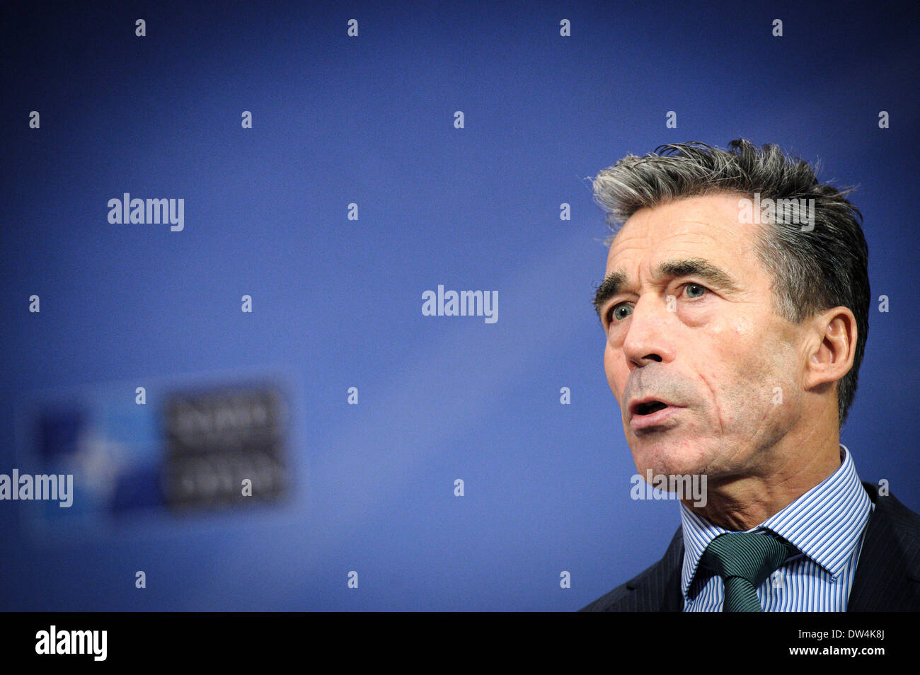 Danese il Segretario Generale della Nato Anders Fogh Rasmussen tiene conferenza stampa alla fine di una Organizzazione del Trattato del Nord Atlantico Ministri della difesa della NATO riunione del Consiglio sulle ultime developements in Ucraina, presso l'alleanza presso la sede centrale a Bruxelles, in Belgio, il 27.02.2014 da Wiktor Dabkowski Foto Stock