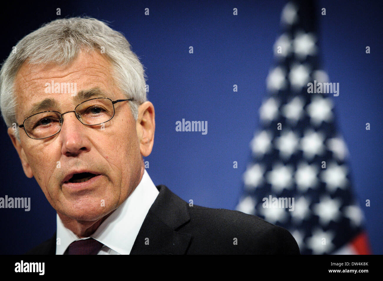 Il Segretario alla difesa degli Stati Uniti Chuck Hagel tiene conferenza stampa alla fine di una Organizzazione del Trattato del Nord Atlantico Ministri della difesa della NATO riunione del Consiglio sulle ultime developements in Ucraina, presso l'alleanza presso la sede centrale a Bruxelles, in Belgio, il 27.02.2014 da Wiktor Dabkowski Foto Stock