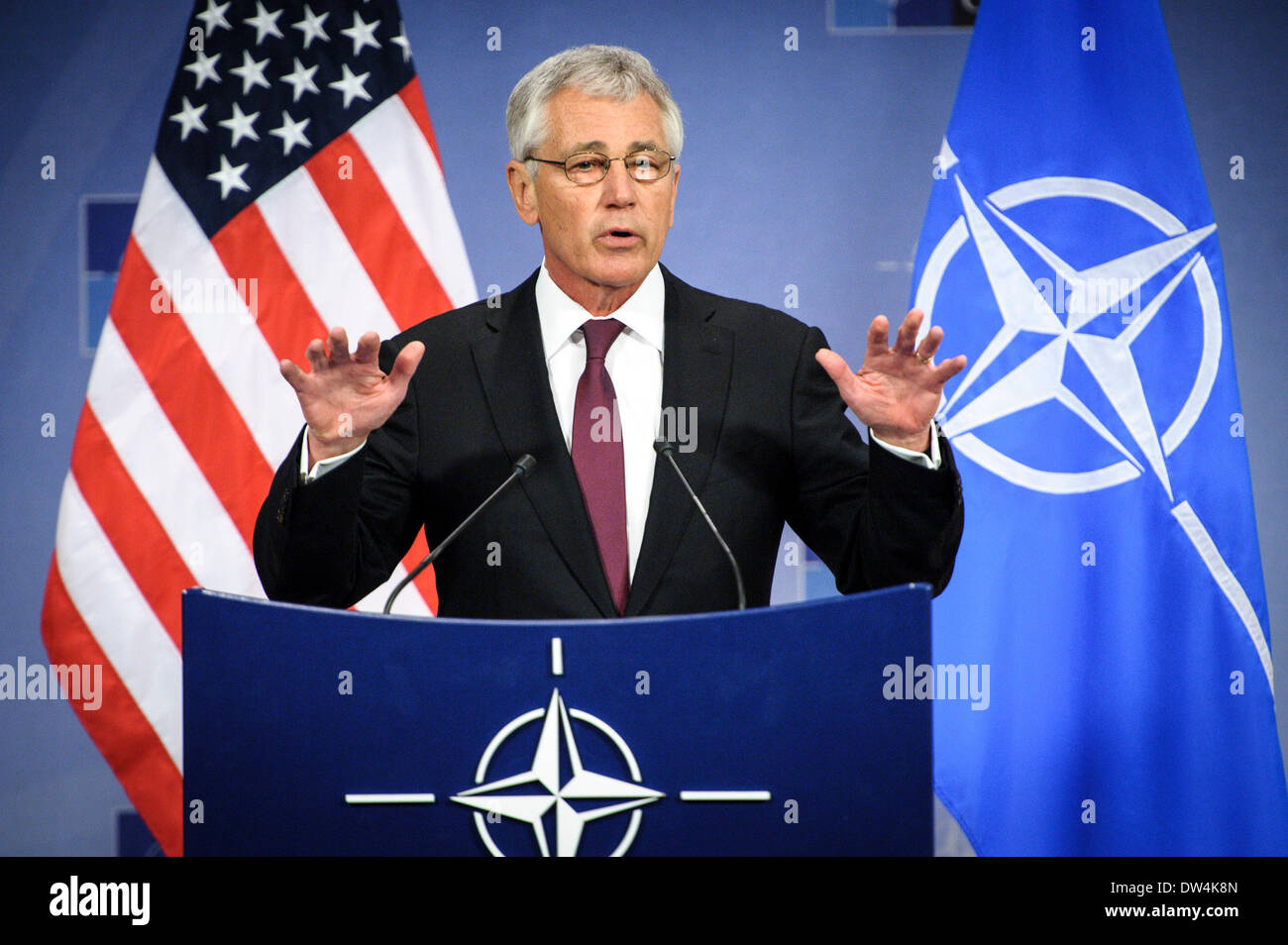 Il Segretario alla difesa degli Stati Uniti Chuck Hagel tiene conferenza stampa alla fine di una Organizzazione del Trattato del Nord Atlantico Ministri della difesa della NATO riunione del Consiglio sulle ultime developements in Ucraina, presso l'alleanza presso la sede centrale a Bruxelles, in Belgio, il 27.02.2014 da Wiktor Dabkowski Foto Stock