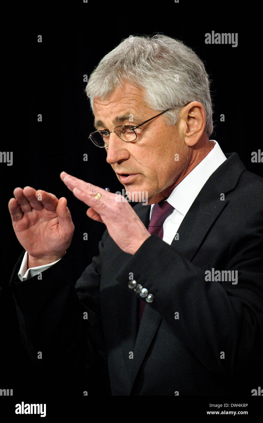 Il Segretario alla difesa degli Stati Uniti Chuck Hagel tiene conferenza stampa alla fine di una Organizzazione del Trattato del Nord Atlantico Ministri della difesa della NATO riunione del Consiglio sulle ultime developements in Ucraina, presso l'alleanza presso la sede centrale a Bruxelles, in Belgio, il 27.02.2014 da Wiktor Dabkowski Foto Stock