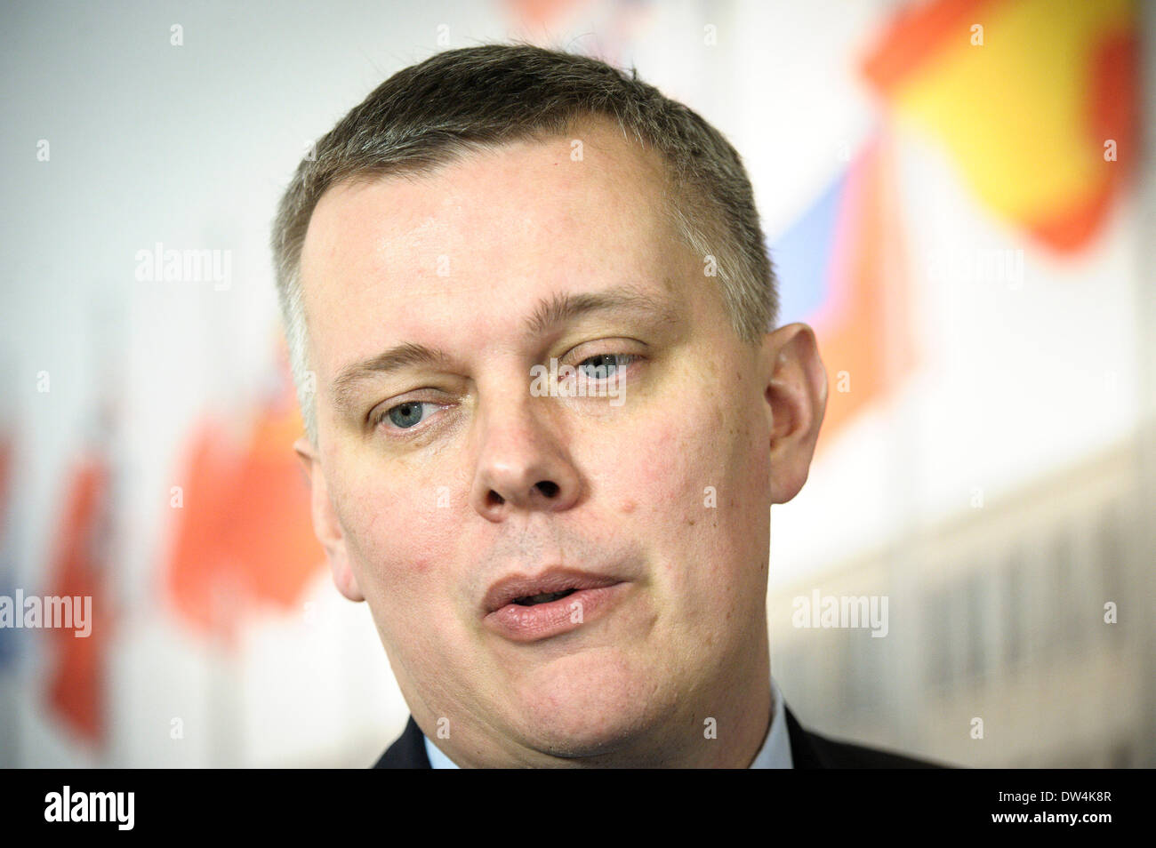 Lucidare il ministro della difesa di Tomasz Siemoniak tiene conferenza stampa alla fine di una Organizzazione del Trattato del Nord Atlantico Ministri della difesa della NATO riunione del Consiglio sulle ultime developements in Ucraina, presso l'alleanza presso la sede centrale a Bruxelles, in Belgio, il 27.02.2014 da Wiktor Dabkowski Foto Stock