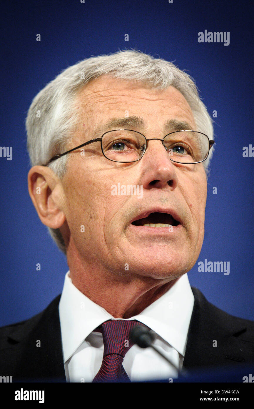 Il Segretario alla difesa degli Stati Uniti Chuck Hagel tiene conferenza stampa alla fine di una Organizzazione del Trattato del Nord Atlantico Ministri della difesa della NATO riunione del Consiglio sulle ultime developements in Ucraina, presso l'alleanza presso la sede centrale a Bruxelles, in Belgio, il 27.02.2014 da Wiktor Dabkowski Foto Stock