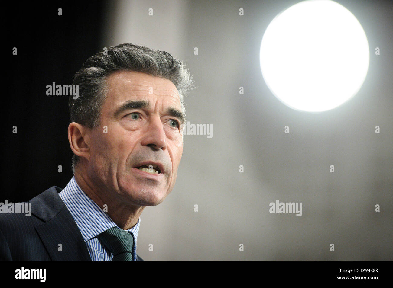 Danese il Segretario Generale della Nato Anders Fogh Rasmussen tiene conferenza stampa alla fine di una Organizzazione del Trattato del Nord Atlantico Ministri della difesa della NATO riunione del Consiglio sulle ultime developements in Ucraina, presso l'alleanza presso la sede centrale a Bruxelles, in Belgio, il 27.02.2014 da Wiktor Dabkowski Foto Stock