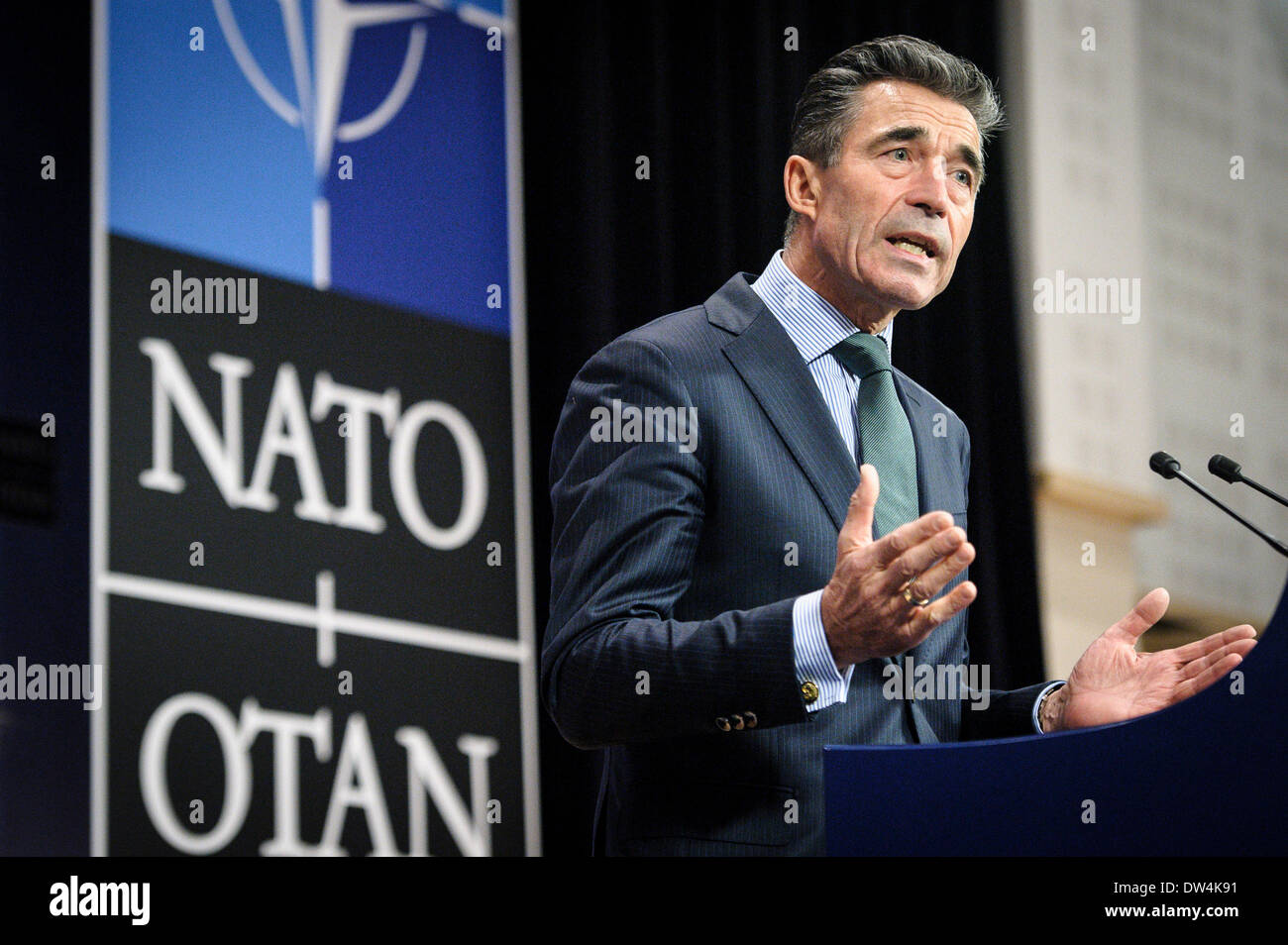 Danese il Segretario Generale della Nato Anders Fogh Rasmussen tiene conferenza stampa alla fine di una Organizzazione del Trattato del Nord Atlantico Ministri della difesa della NATO riunione del Consiglio sulle ultime developements in Ucraina, presso l'alleanza presso la sede centrale a Bruxelles, in Belgio, il 27.02.2014 da Wiktor Dabkowski Foto Stock