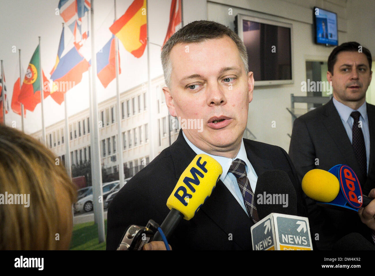 Lucidare il ministro della difesa di Tomasz Siemoniak tiene conferenza stampa alla fine di una Organizzazione del Trattato del Nord Atlantico Ministri della difesa della NATO riunione del Consiglio sulle ultime developements in Ucraina, presso l'alleanza presso la sede centrale a Bruxelles, in Belgio, il 27.02.2014 da Wiktor Dabkowski Foto Stock