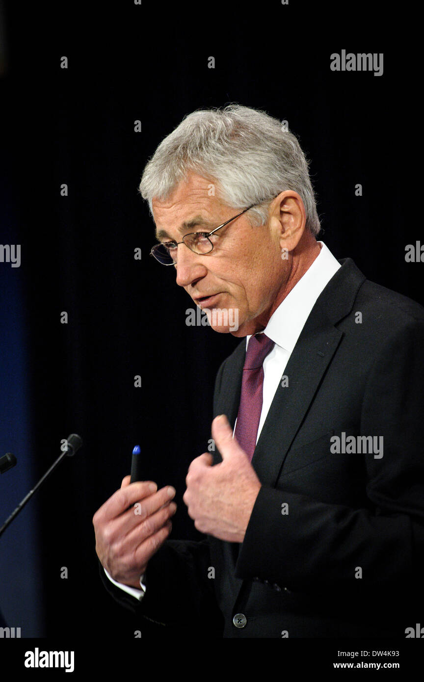 Il Segretario alla difesa degli Stati Uniti Chuck Hagel tiene conferenza stampa alla fine di una Organizzazione del Trattato del Nord Atlantico Ministri della difesa della NATO riunione del Consiglio sulle ultime developements in Ucraina, presso l'alleanza presso la sede centrale a Bruxelles, in Belgio, il 27.02.2014 da Wiktor Dabkowski Foto Stock