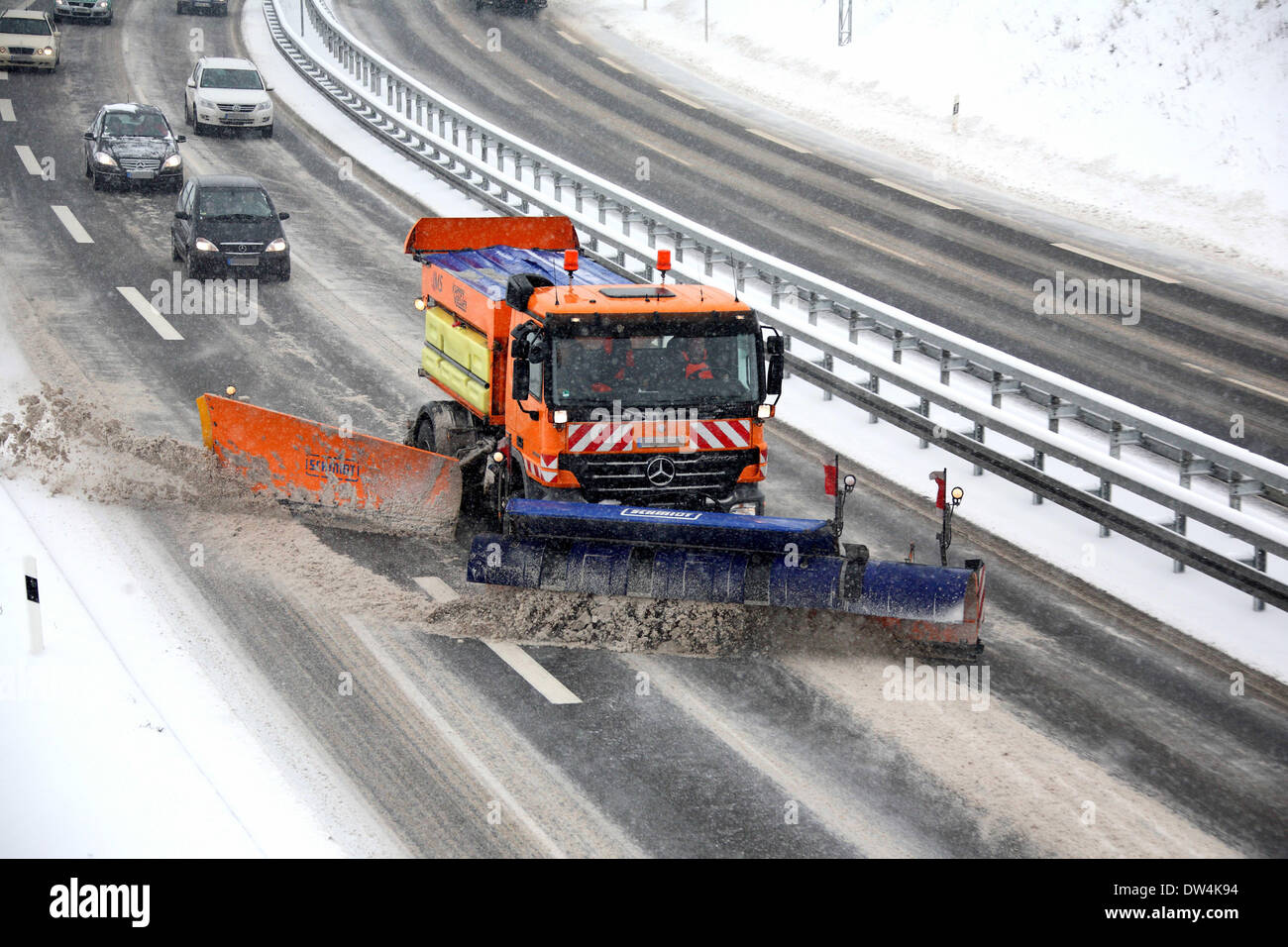 Mercedes Actros spazzaneve in azione, Winnenden, Germania, Febr. 12, 2010. Foto Stock