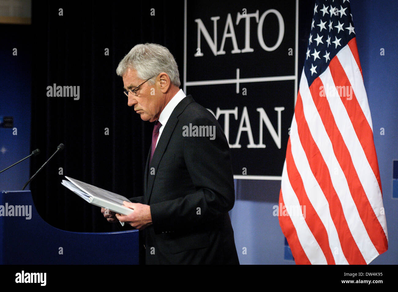 Il Segretario alla difesa degli Stati Uniti Chuck Hagel tiene conferenza stampa alla fine di una Organizzazione del Trattato del Nord Atlantico Ministri della difesa della NATO riunione del Consiglio sulle ultime developements in Ucraina, presso l'alleanza presso la sede centrale a Bruxelles, in Belgio, il 27.02.2014 da Wiktor Dabkowski Foto Stock