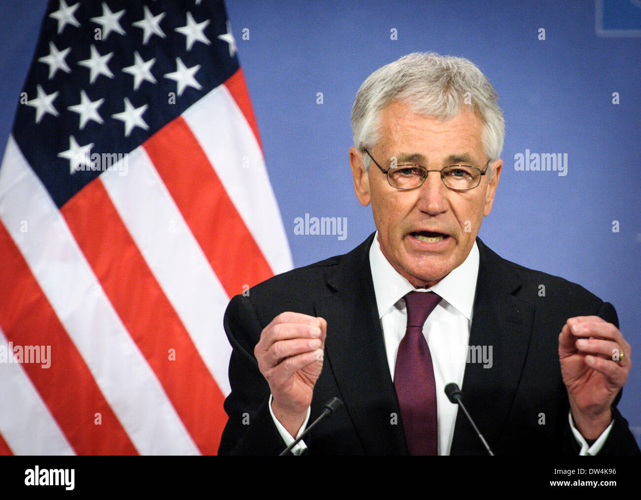 Il Segretario alla difesa degli Stati Uniti Chuck Hagel tiene conferenza stampa alla fine di una Organizzazione del Trattato del Nord Atlantico Ministri della difesa della NATO riunione del Consiglio sulle ultime developements in Ucraina, presso l'alleanza presso la sede centrale a Bruxelles, in Belgio, il 27.02.2014 da Wiktor Dabkowski Foto Stock