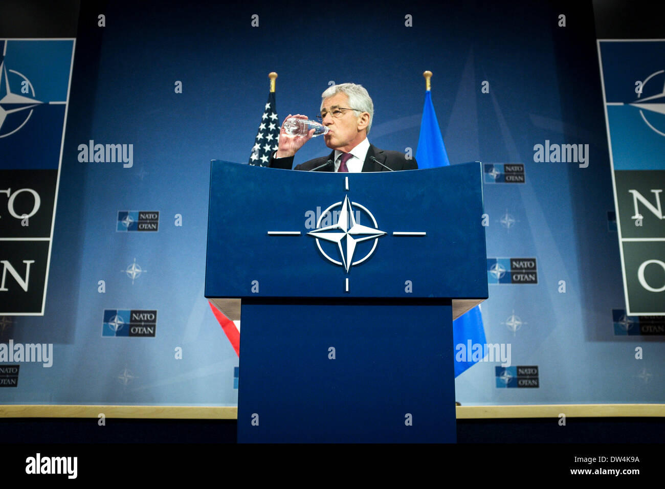 Il Segretario alla difesa degli Stati Uniti Chuck Hagel tiene conferenza stampa alla fine di una Organizzazione del Trattato del Nord Atlantico Ministri della difesa della NATO riunione del Consiglio sulle ultime developements in Ucraina, presso l'alleanza presso la sede centrale a Bruxelles, in Belgio, il 27.02.2014 da Wiktor Dabkowski Foto Stock