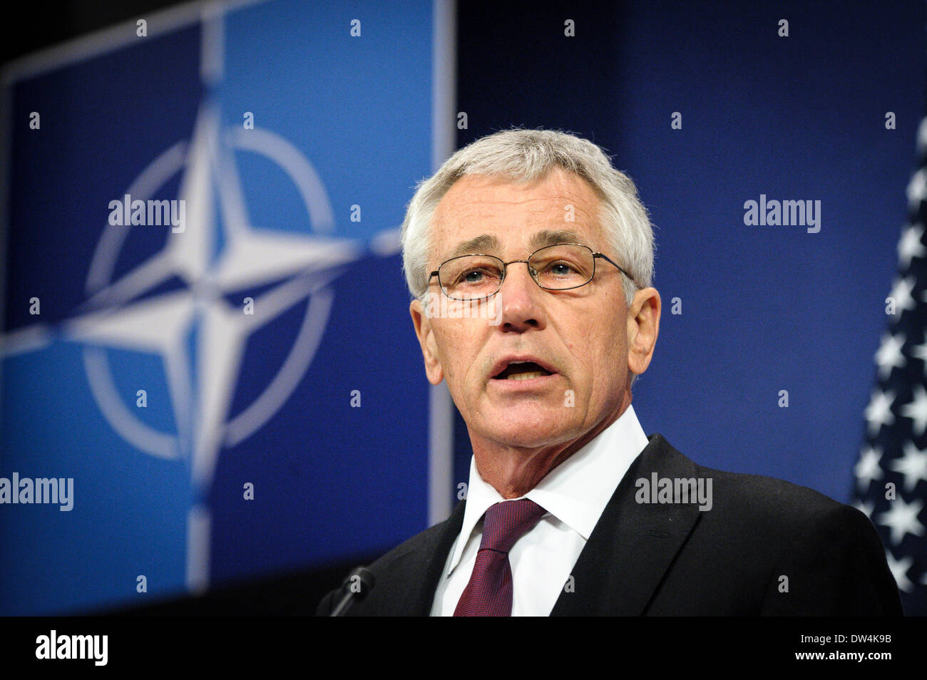 Il Segretario alla difesa degli Stati Uniti Chuck Hagel tiene conferenza stampa alla fine di una Organizzazione del Trattato del Nord Atlantico Ministri della difesa della NATO riunione del Consiglio sulle ultime developements in Ucraina, presso l'alleanza presso la sede centrale a Bruxelles, in Belgio, il 27.02.2014 da Wiktor Dabkowski Foto Stock