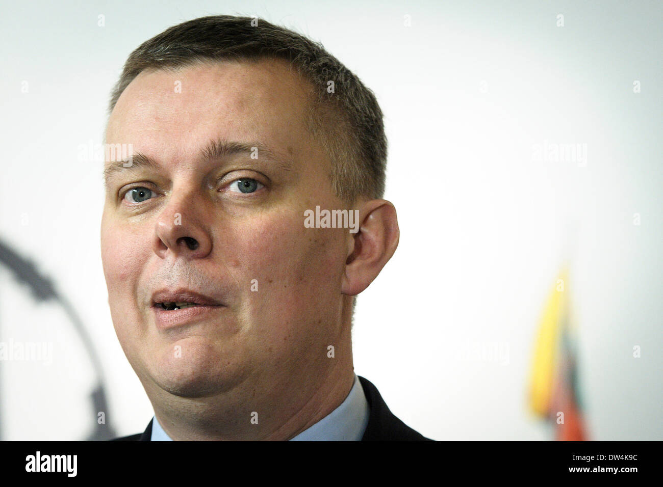 Lucidare il ministro della difesa di Tomasz Siemoniak tiene conferenza stampa alla fine di una Organizzazione del Trattato del Nord Atlantico Ministri della difesa della NATO riunione del Consiglio sulle ultime developements in Ucraina, presso l'alleanza presso la sede centrale a Bruxelles, in Belgio, il 27.02.2014 da Wiktor Dabkowski Foto Stock