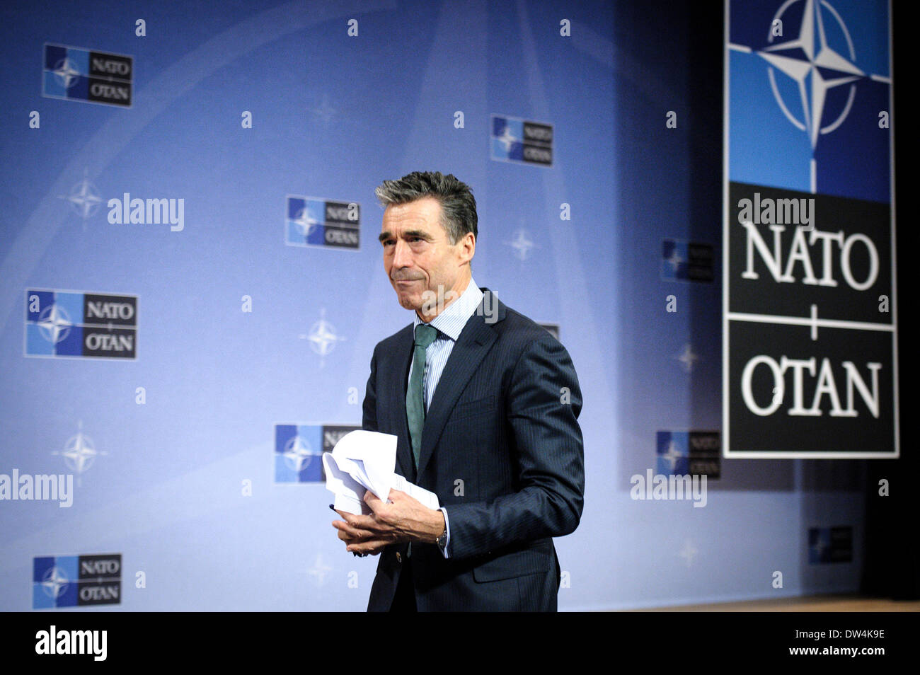 Danese il Segretario Generale della Nato Anders Fogh Rasmussen tiene conferenza stampa alla fine di una Organizzazione del Trattato del Nord Atlantico Ministri della difesa della NATO riunione del Consiglio sulle ultime developements in Ucraina, presso l'alleanza presso la sede centrale a Bruxelles, in Belgio, il 27.02.2014 da Wiktor Dabkowski Foto Stock