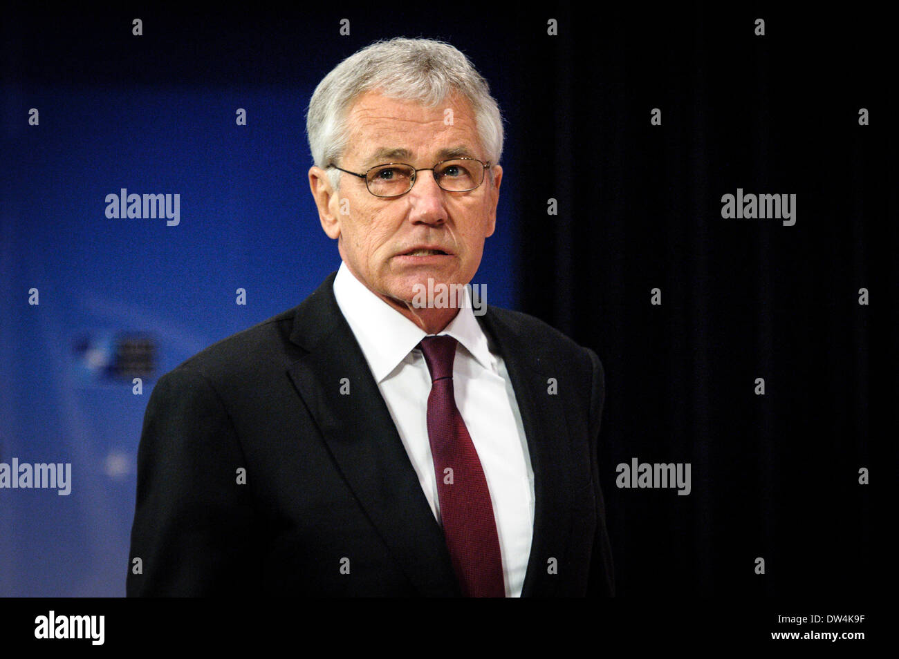 Il Segretario alla difesa degli Stati Uniti Chuck Hagel tiene conferenza stampa alla fine di una Organizzazione del Trattato del Nord Atlantico Ministri della difesa della NATO riunione del Consiglio sulle ultime developements in Ucraina, presso l'alleanza presso la sede centrale a Bruxelles, in Belgio, il 27.02.2014 da Wiktor Dabkowski Foto Stock